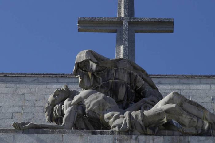 Estatua-de-la-Virgen-y-Cristo-yacente-en-el-Valle-de-los-Caídos.